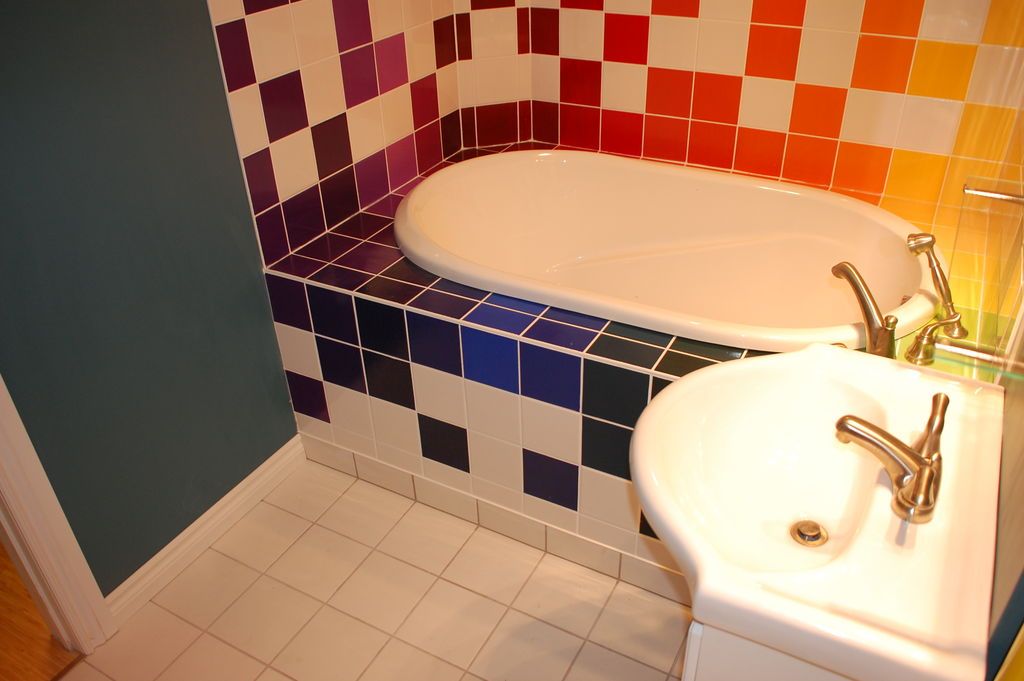 Cómo Pintar e Instalar Baldosas en el Baño