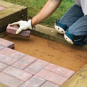 Una Técnica eficaz para colocar pasos de madera y ladrillo en tu patio