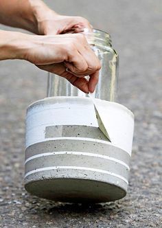 Aprende cómo realizar macetas de concreto utilizando moldes reciclables