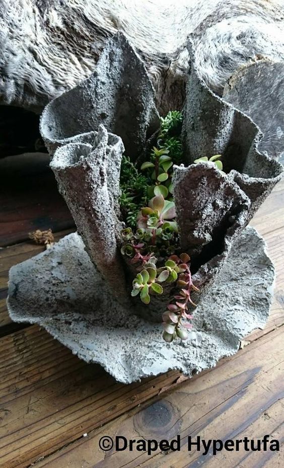 Aprende cómo realizar macetas de concreto utilizando moldes reciclables