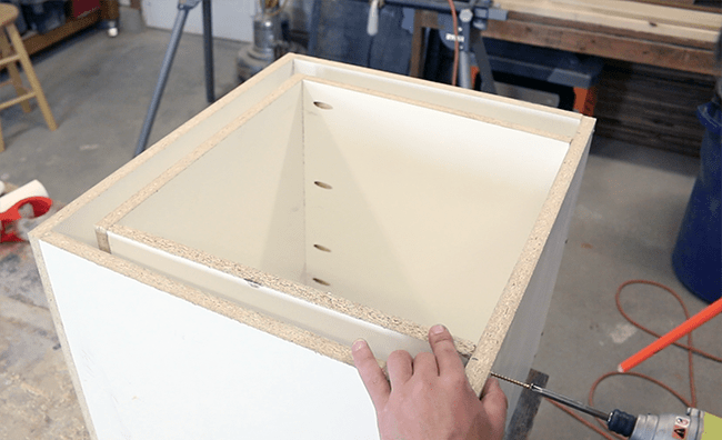 Sencillo mueble que puedes hacer para almacenar la leña