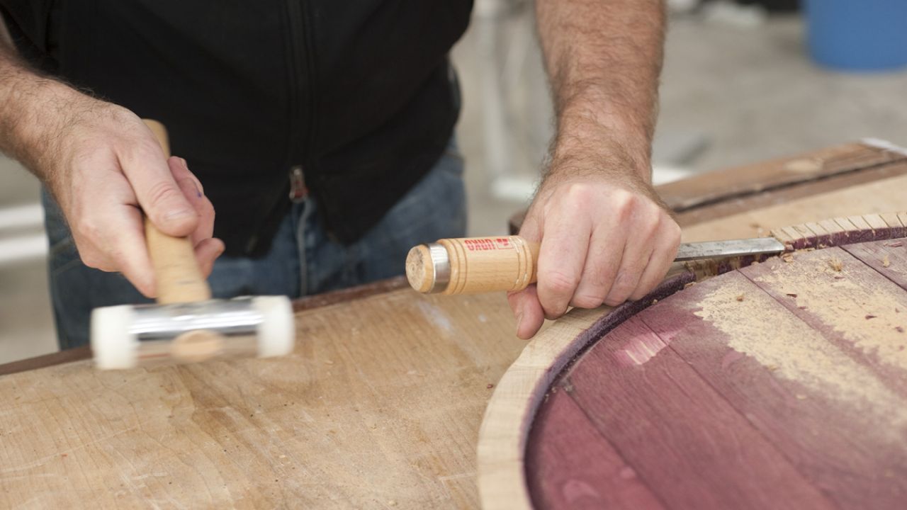 Recicla un barril y fabrica un mueble bar de pared