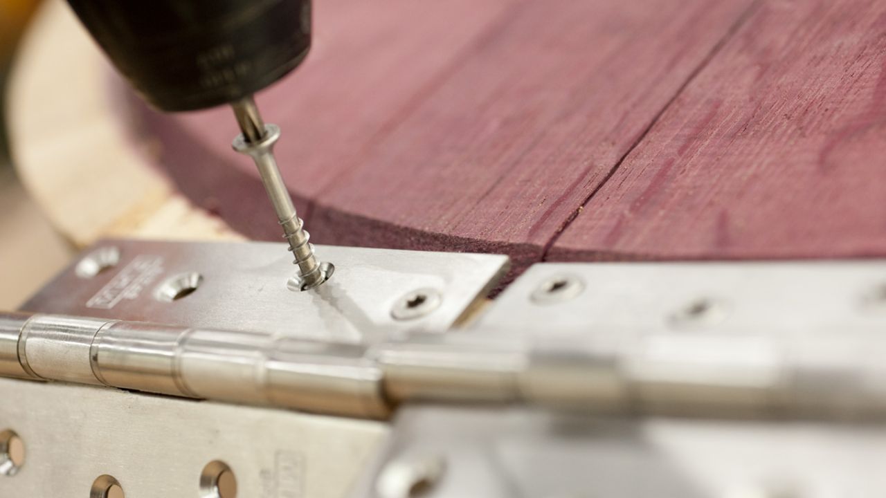 Recicla un barril y fabrica un mueble bar de pared