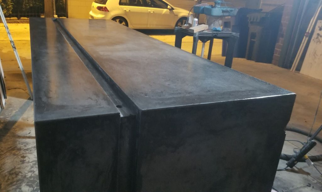 Encimera de Hormigón Tipo Cascada con Instalación de Luces LED