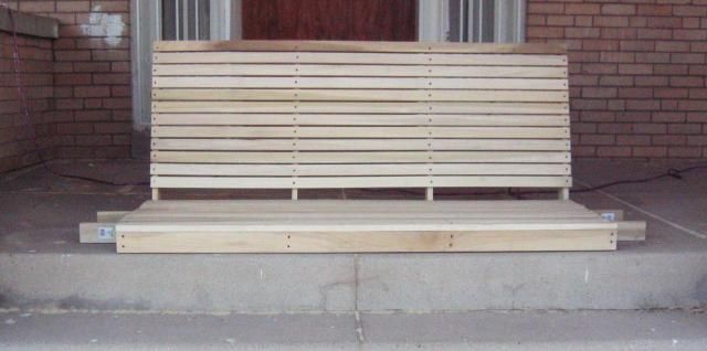 Resistente Columpio de Madera para el Porche de Entrada a una Casa