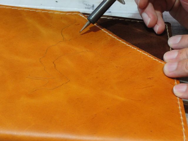Cubierta de Cuero para Libro con Pirograbado