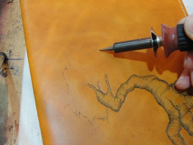 Cubierta de Cuero para Libro con Pirograbado