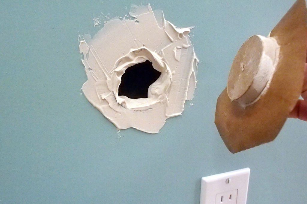 Reparar un Agujero en una Pared de Yeso
