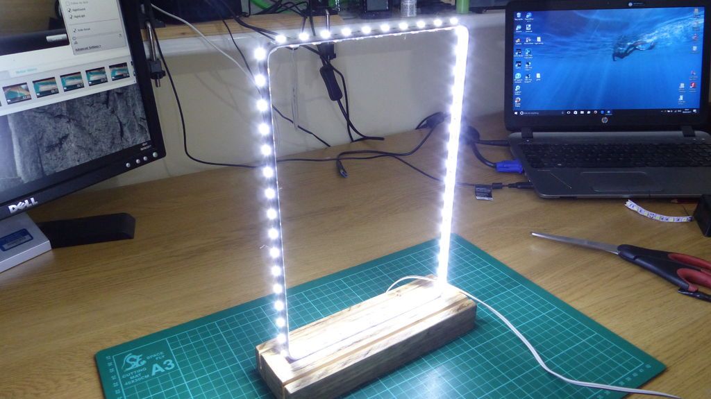Moderna Lámpara de Mesa de Espejo Infinito y Luces LED