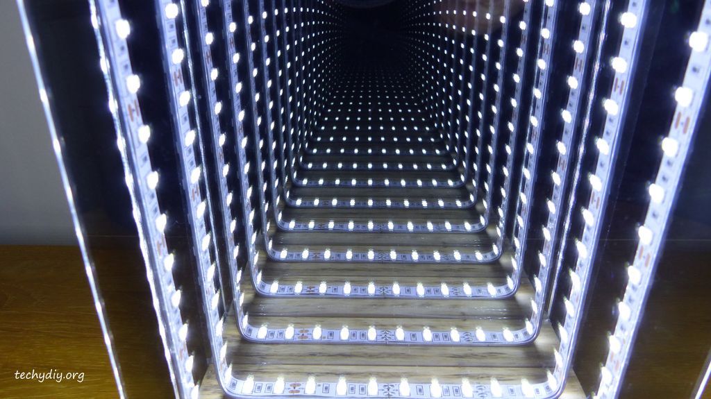 Moderna Lámpara de Mesa de Espejo Infinito y Luces LED