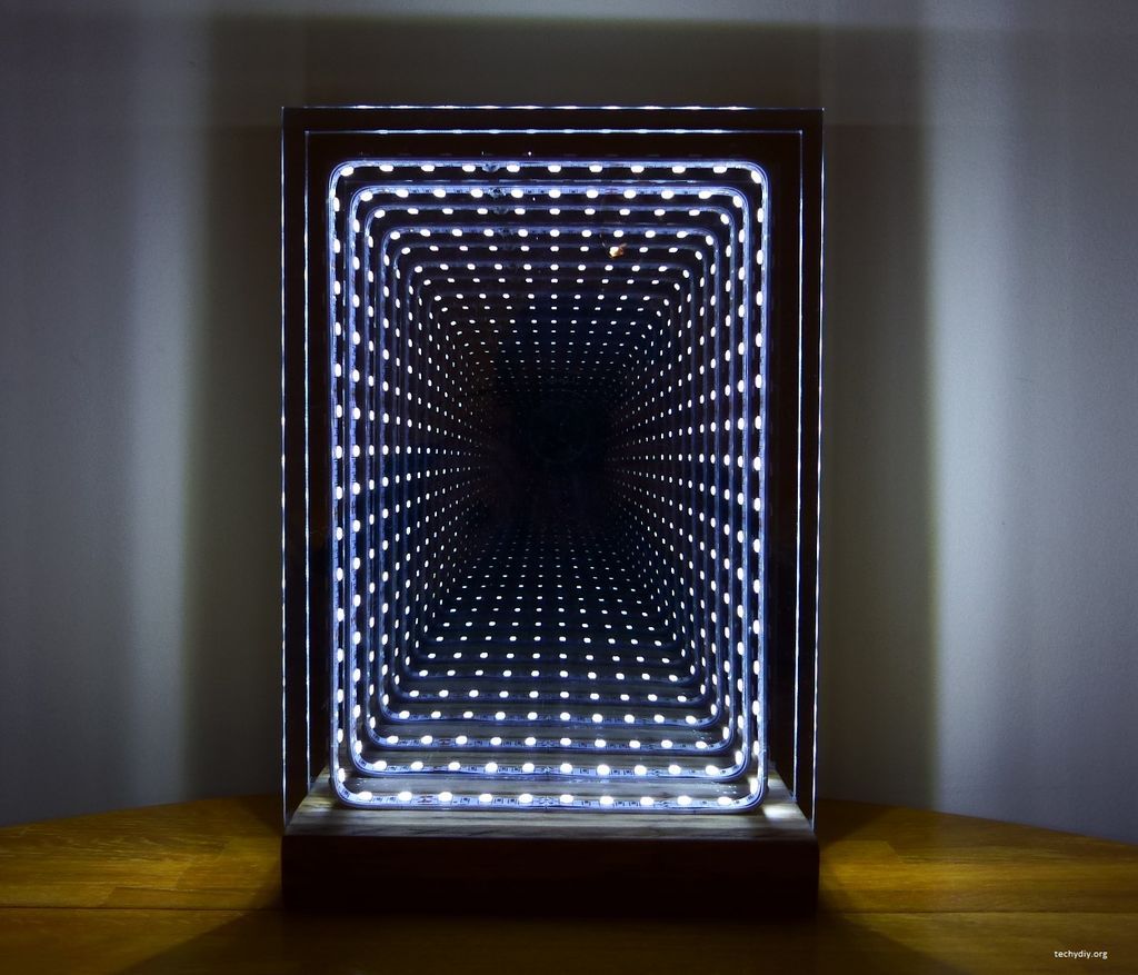 Moderna Lámpara de Mesa de Espejo Infinito y Luces LED