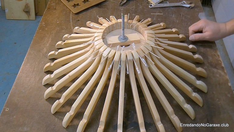 Cómo Hacer una Lámpara de Madera con Perchas