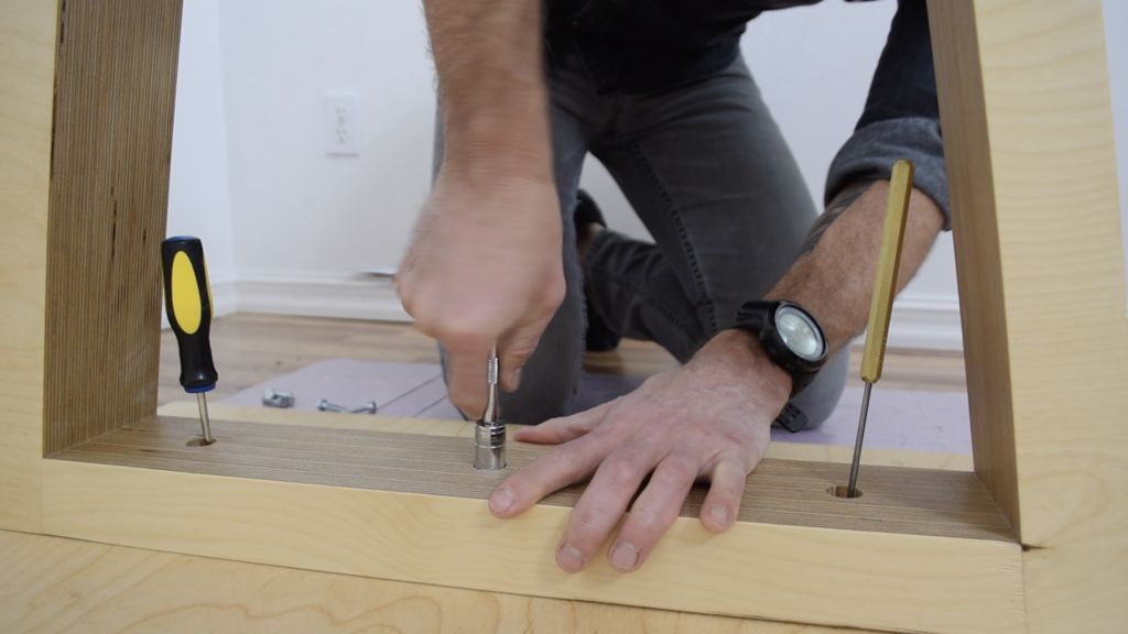 Fabricación de una Mesa de Gama Alta de Madera Contrachapada para el Comedor
