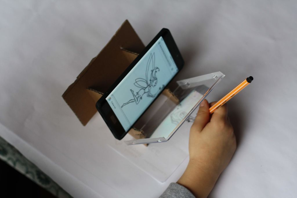 Cardboard Stand to Draw Easily with the Phone
