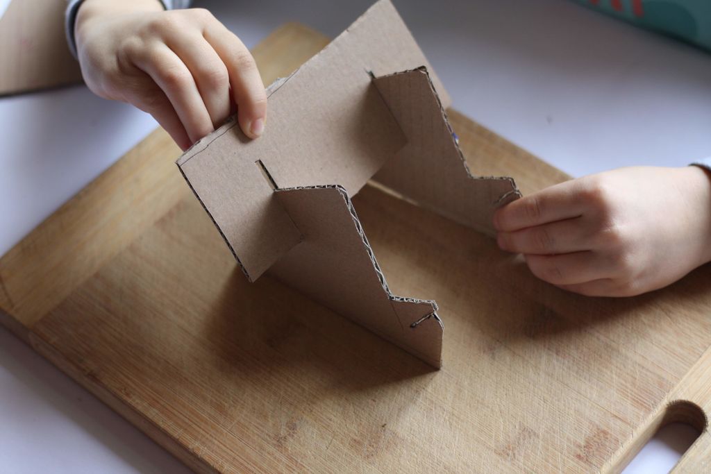 Cardboard Stand to Draw Easily with the Phone