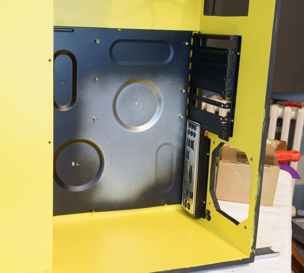 Drawer that Replaces the Computer Case and Stores All its Hardware Components