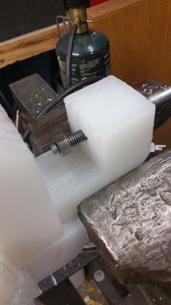 Mini Vise: Plastic Workbench Made from Ikea Plastic Boards