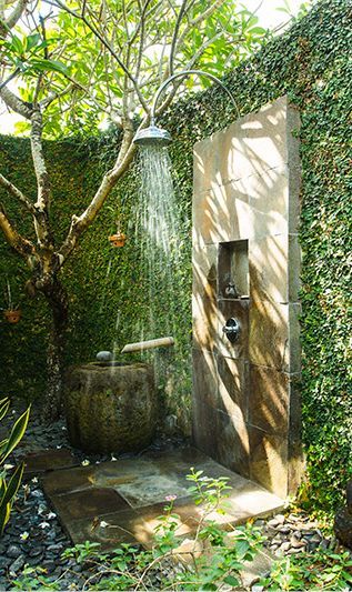 15 Elegantes diseños de duchas al aire libre para tu patio