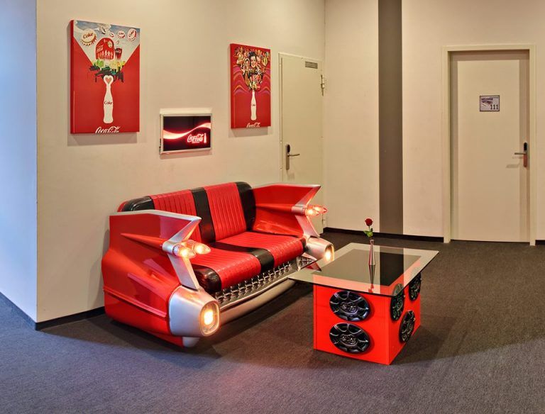 Muebles elaborados a base de automóviles