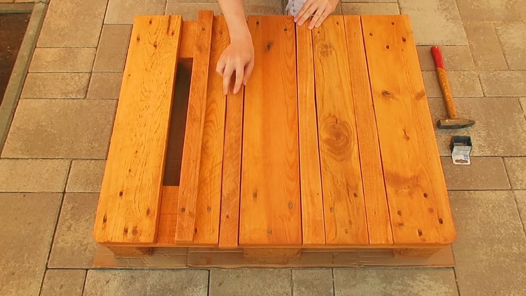 Cheap and Simple Coffee Table Made of Pallets (Video)