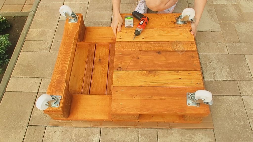 Cheap and Simple Coffee Table Made of Pallets (Video)
