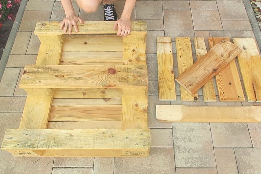 Cheap and Simple Coffee Table Made of Pallets (Video)