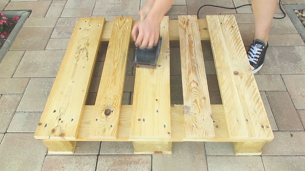 Cheap and Simple Coffee Table Made of Pallets (Video)