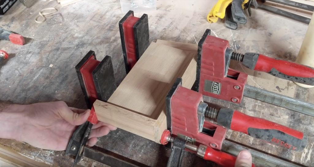 Modern Ribbon Bench for your Shoes