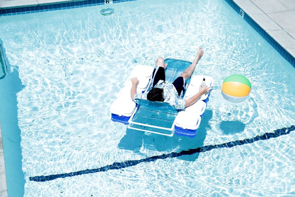 Cómo hacer una tumbona flotante para la piscina