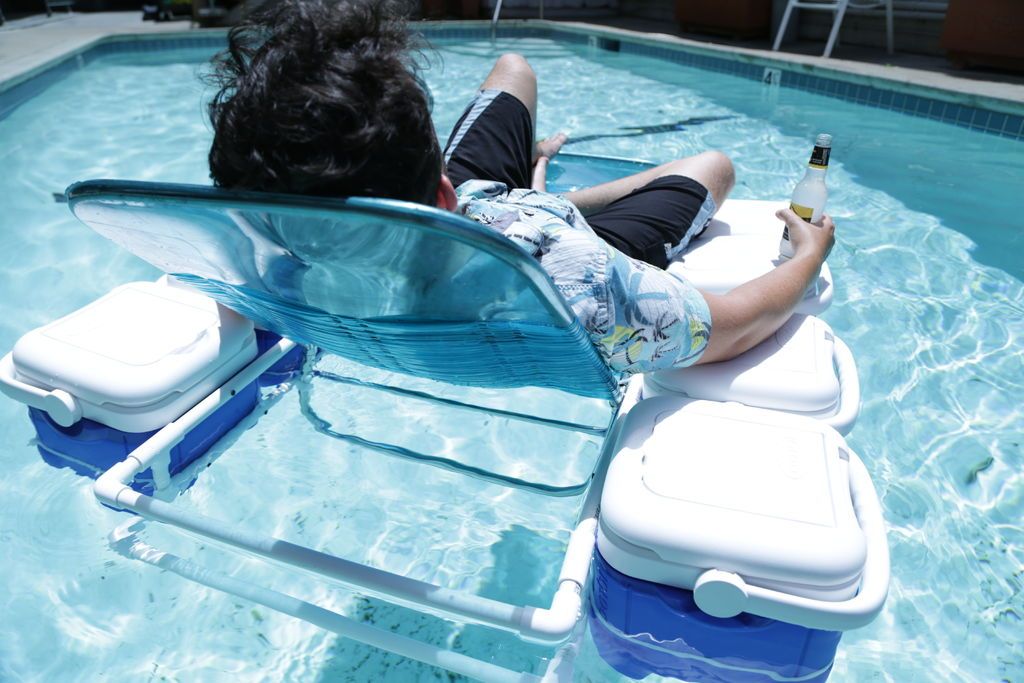 Cómo hacer una tumbona flotante para la piscina