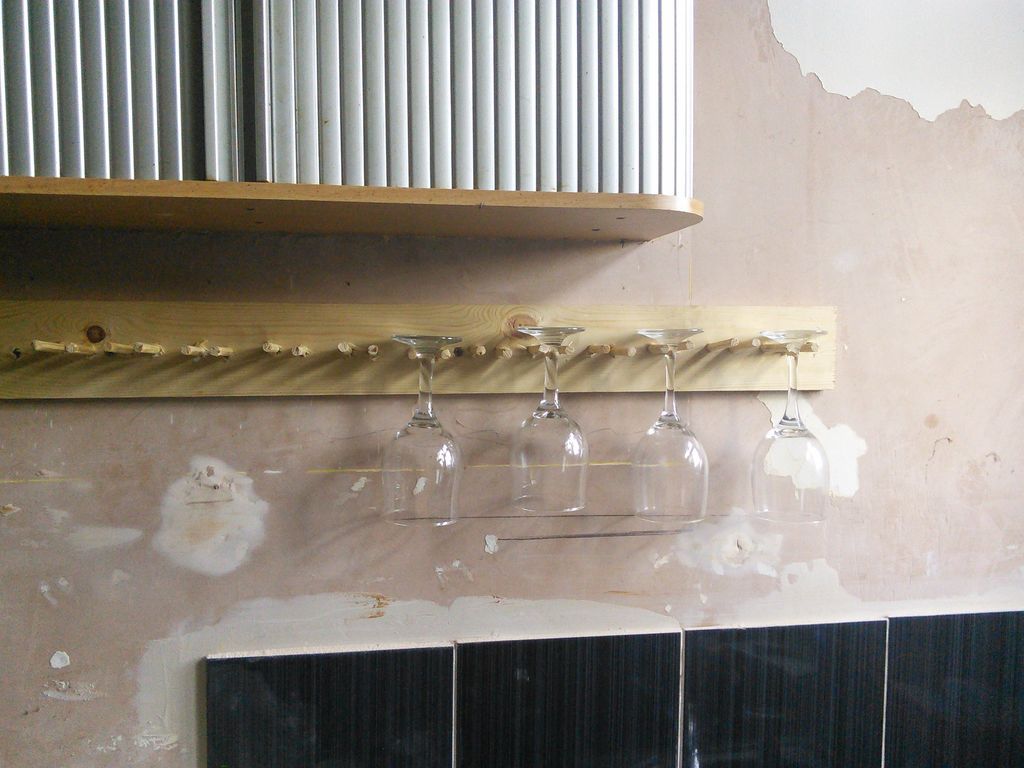 Cómo Hacer un Estante para Copas de Vino de Madera