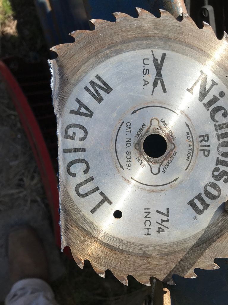 Lámpara de Mesa con una Vieja Sierra Circular