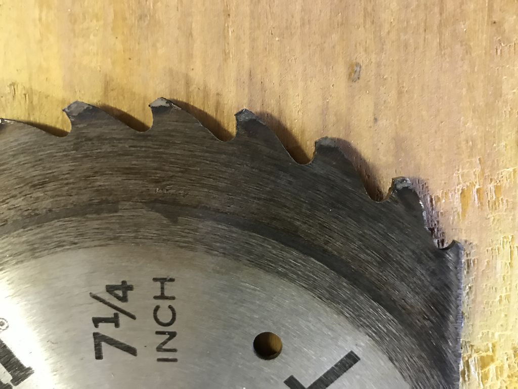 Lámpara de Mesa con una Vieja Sierra Circular