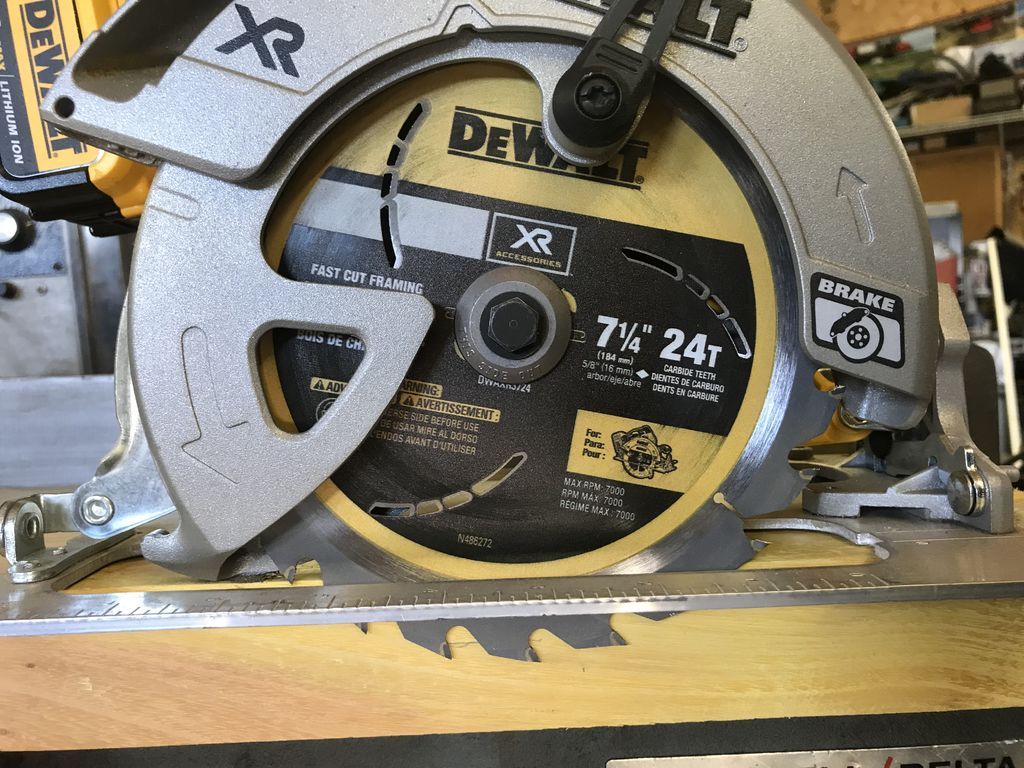 Lámpara de Mesa con una Vieja Sierra Circular