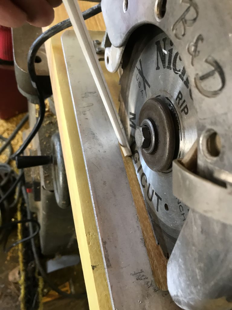Lámpara de Mesa con una Vieja Sierra Circular