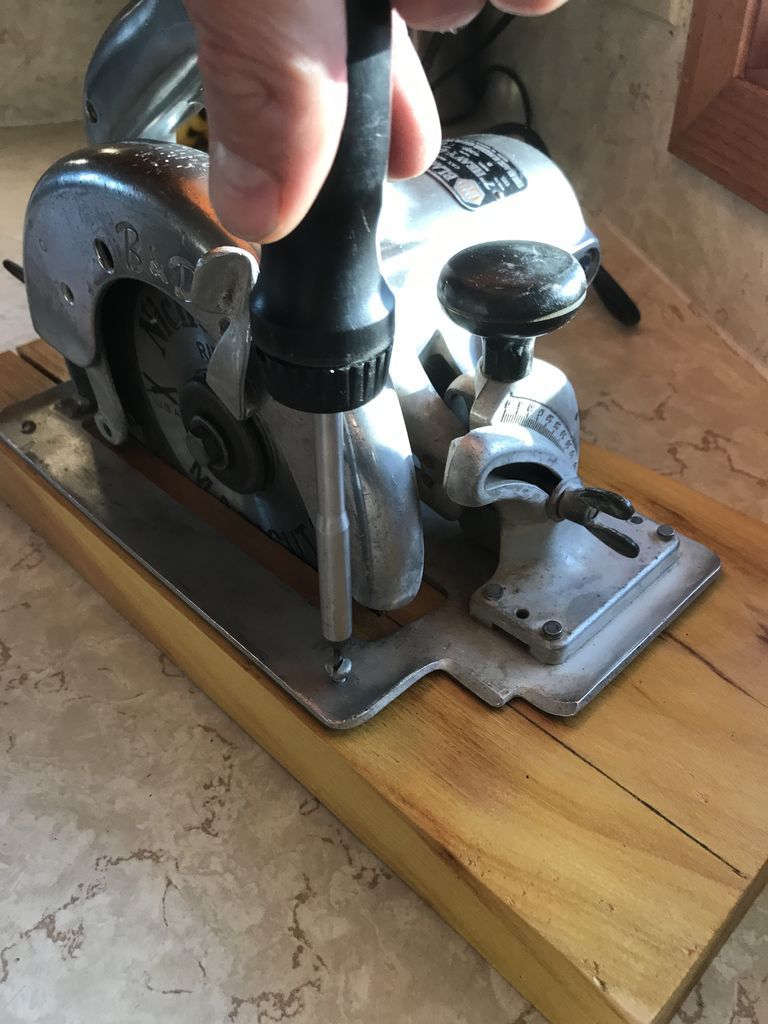 Lámpara de Mesa con una Vieja Sierra Circular