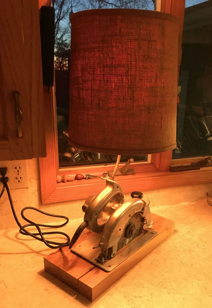 Lámpara de Mesa con una Vieja Sierra Circular