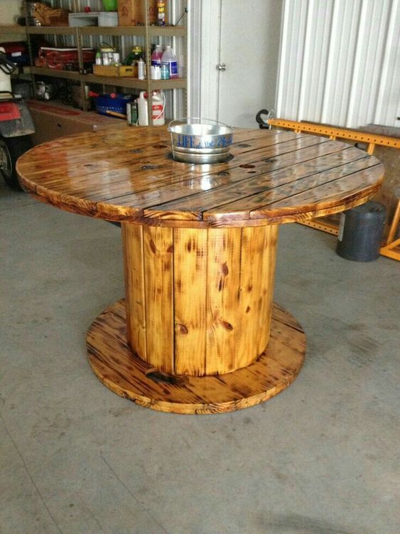 Mobiliario de exterior hecho con bobinas de madera