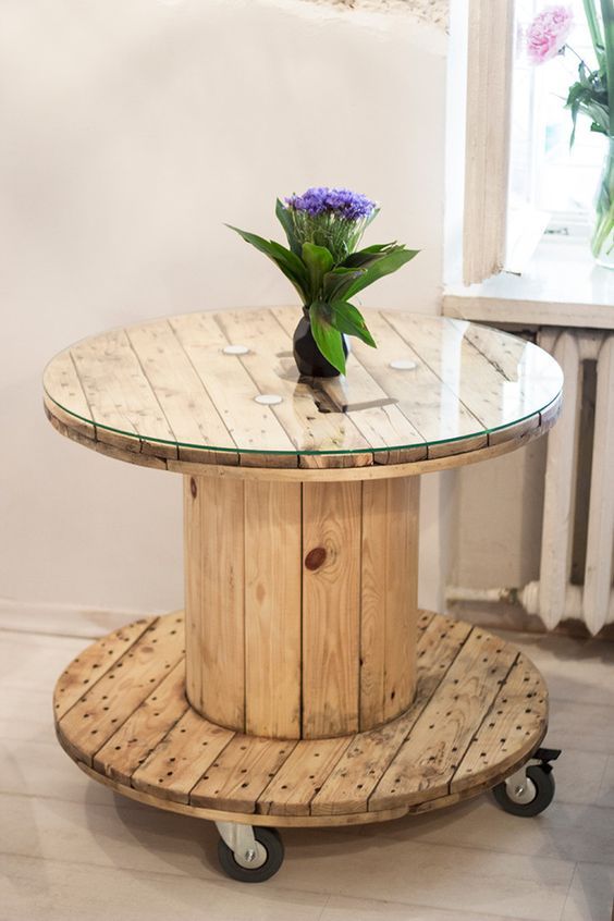 Mobiliario de exterior hecho con bobinas de madera