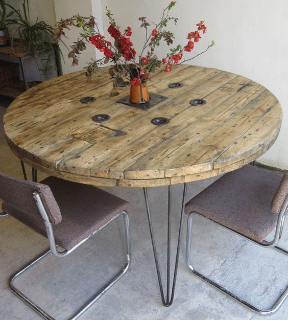 Mobiliario de exterior hecho con bobinas de madera