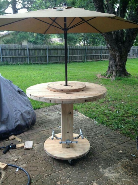 Mobiliario de exterior hecho con bobinas de madera