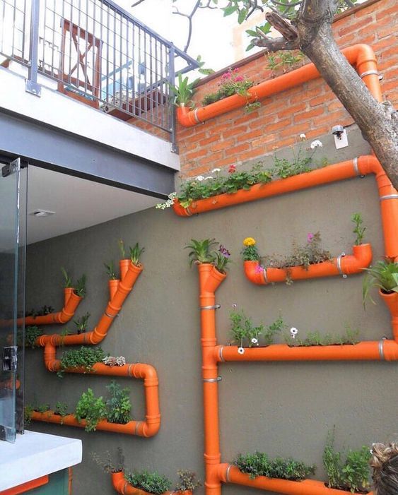 Sistema de cultivo hecho con bidones de plástico
